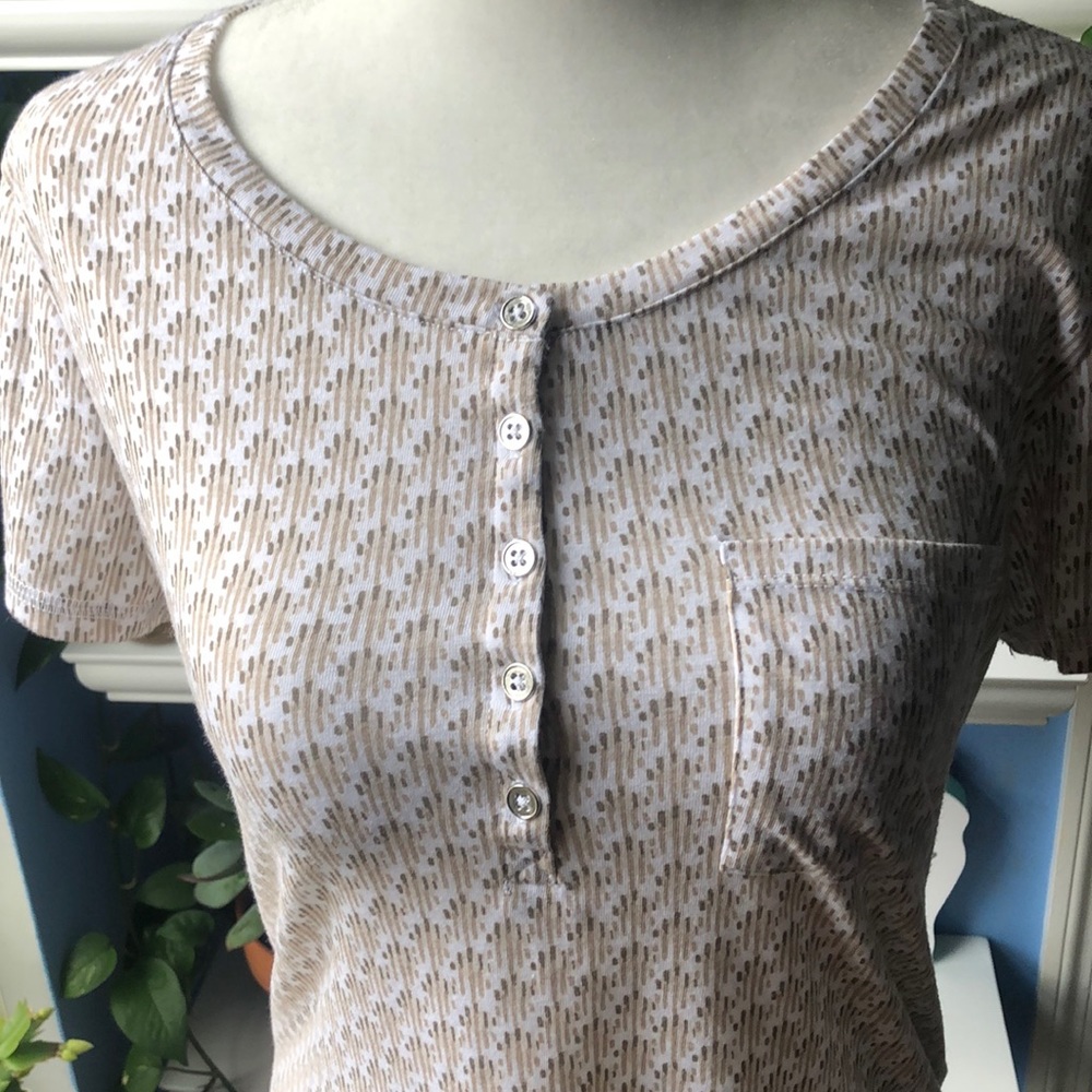🌺Liz Claiborne soft tee w/ 5 buttons & a pocket🌺